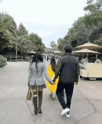 伊能静秦昊牵手游迪士尼 网友想合照被温柔拒绝，因为带着小朋友不方便。能理解、更圈