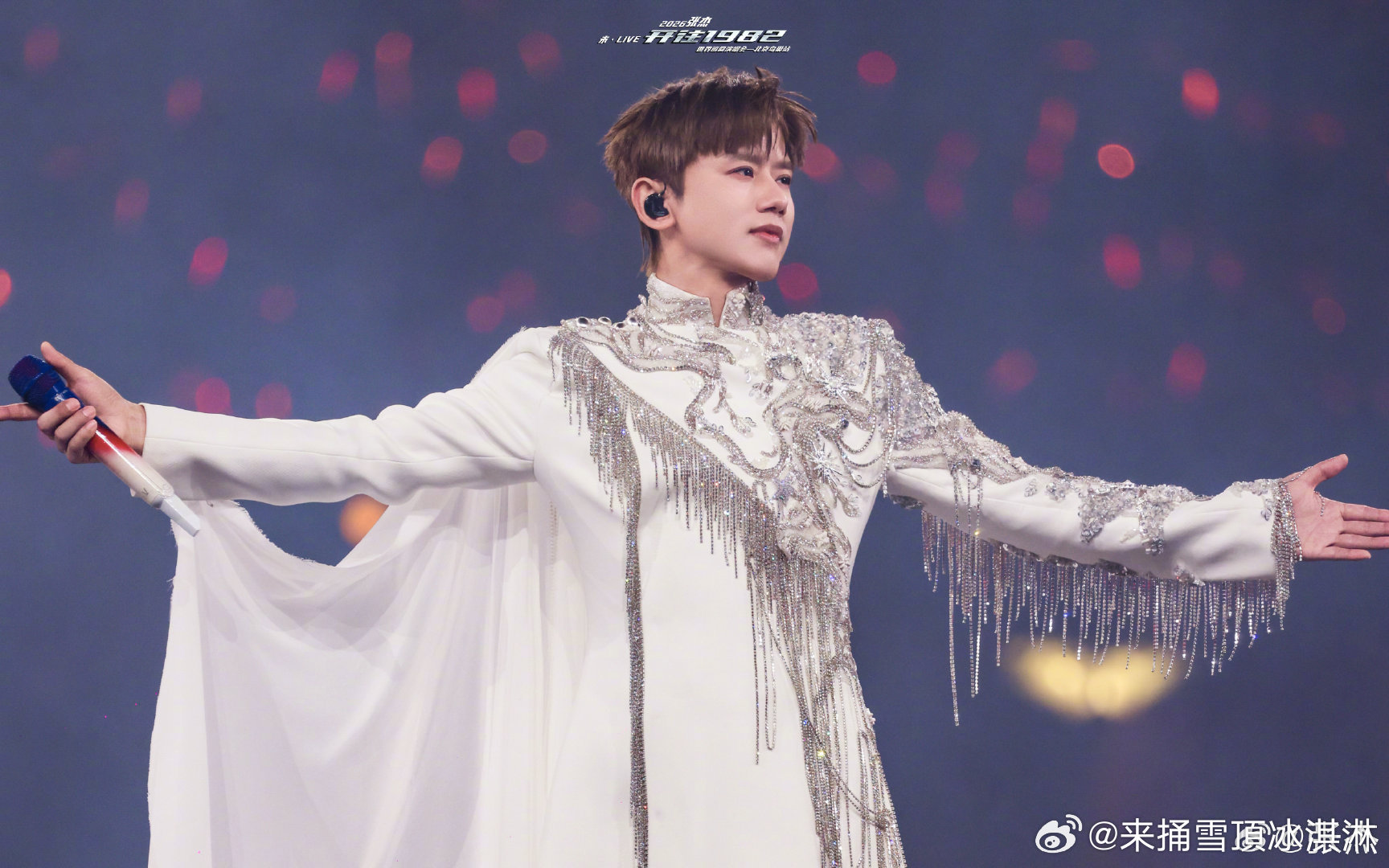 张杰的魔法是粉丝的爱粉丝就这么宠张杰张杰跟星星也太会了！你听我指令我给你小惊喜，