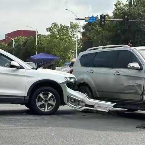 你能相信吗？杭州的林女士在一天里，车头车尾先后被撞，这倒霉事儿谁遇上都得懵圈！