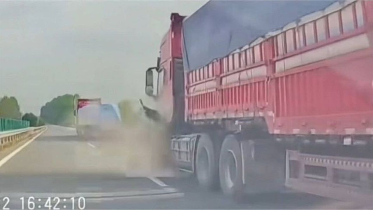 一男子高速超大货车，突然大货车轮胎爆炸，