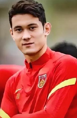 足坛的浮华里，太多人被名利迷了眼：有人手握高薪却沉迷奢靡最终落得破产境地，有人年