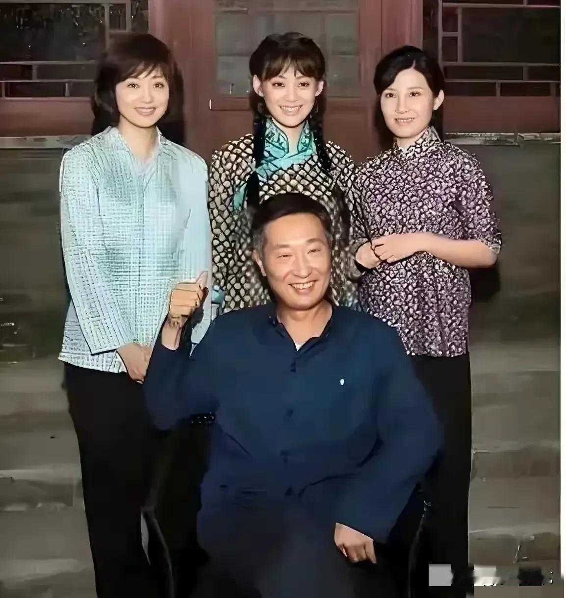 看看林永健，笑得那叫一个开怀。与三美同框，还占了C位，他不得意谁得意？
据说三美