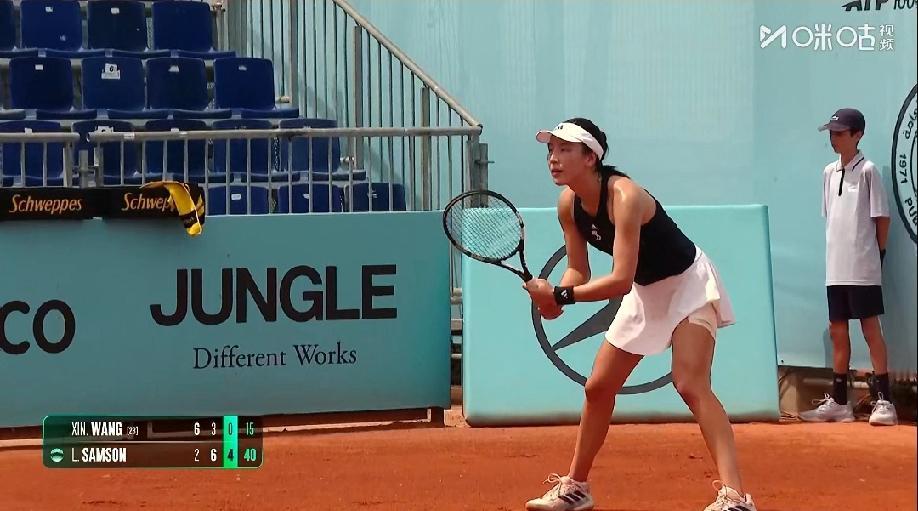 王右美女后面是不想打了吗？疯狂出界、下网，对手只要打过网，就可以静静的等待王右出