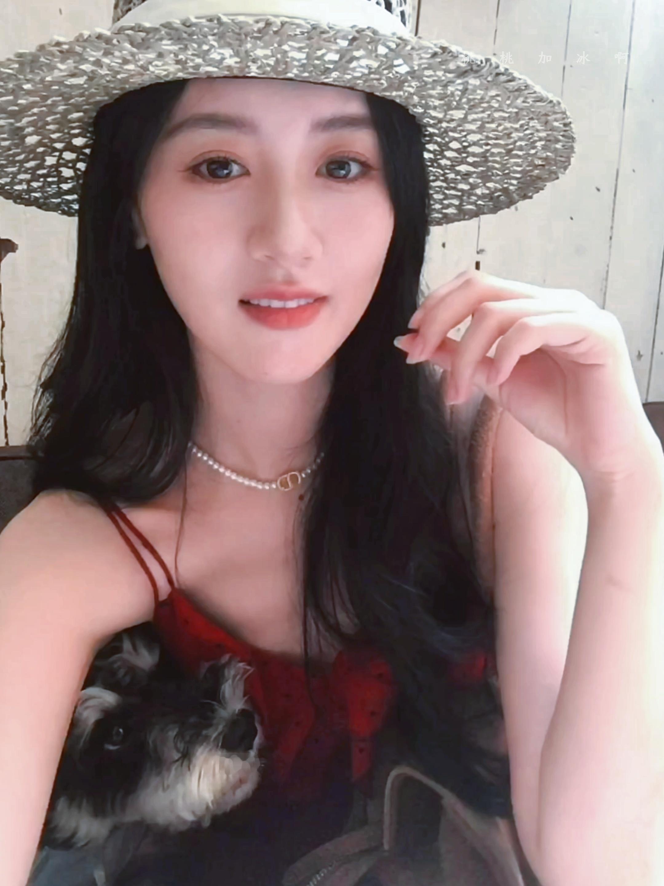 袁冰妍 袁冰妍 我最喜欢三月的风，四月的雨，不落的太阳和最好的你