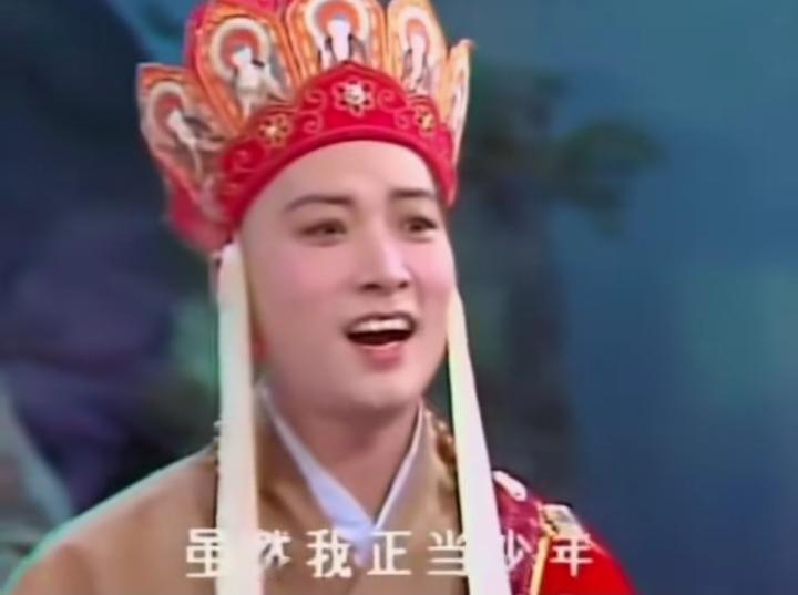 迟重瑞天生一副菩萨相，眉眼温和、脸盘圆润，看着就特别亲切稳重，完全就是大家心里唐