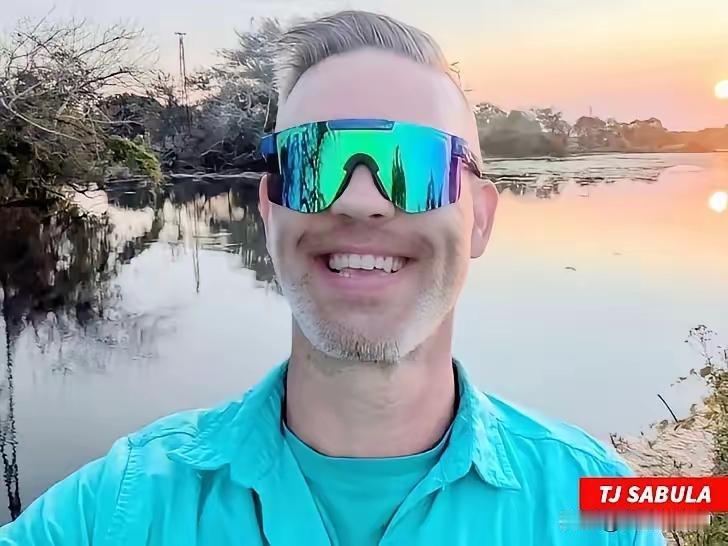 这小子还有心笑呢，摊上大事啦！
造汽车的工人竟然和总统特朗普对喷，高度酒喝多了吧