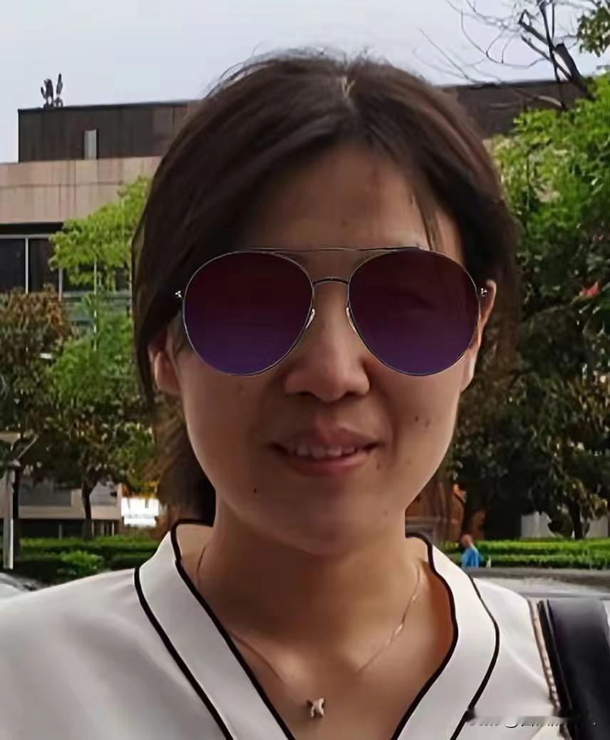 曝光者到底是何居心？南航45岁女教授和22岁学生事件，恋爱不对吗？恋爱同居不行吗