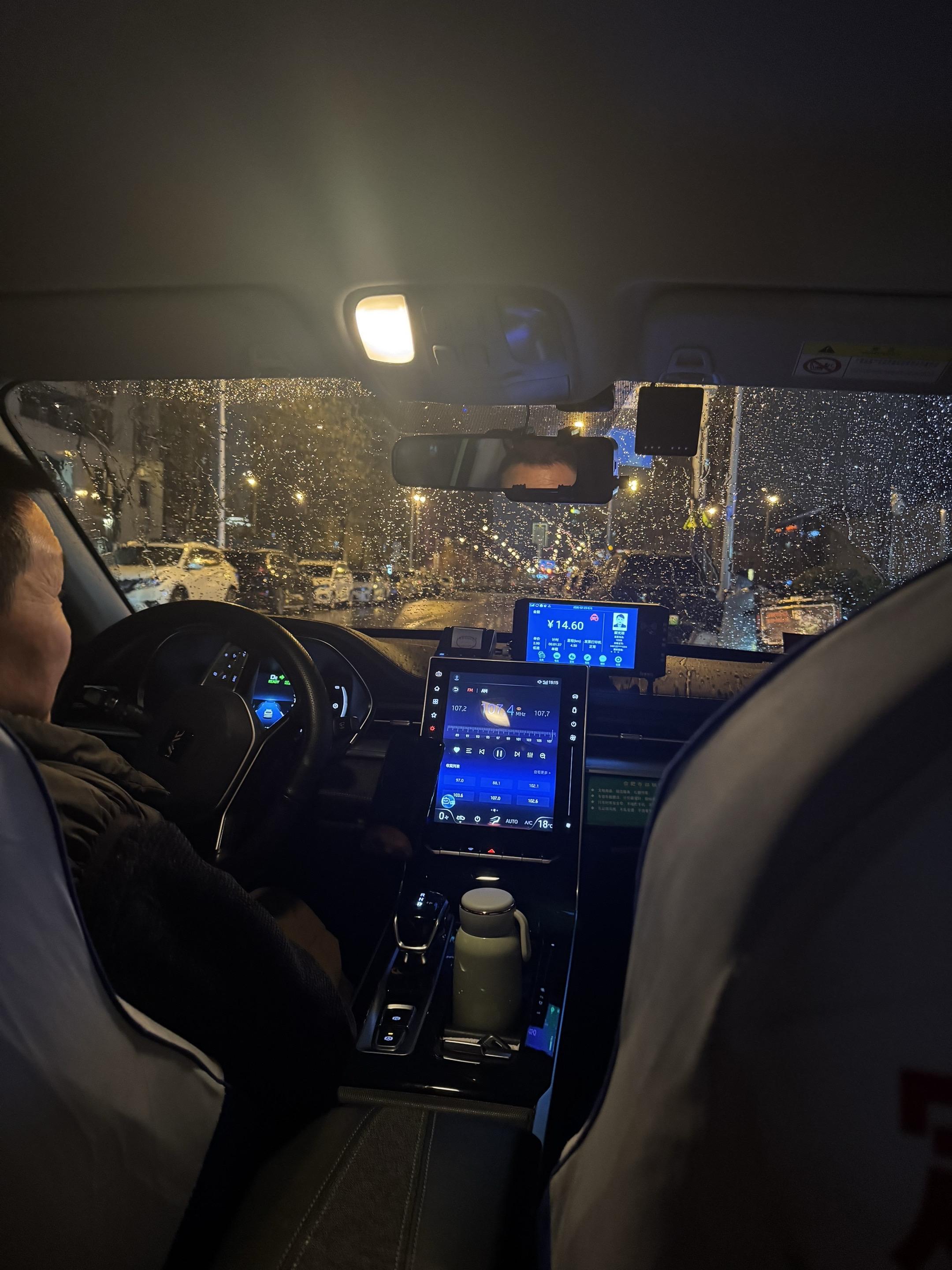 下雨天在合肥南站打出租车，发现排队等打出租车的人就只有我一个。 上了车...