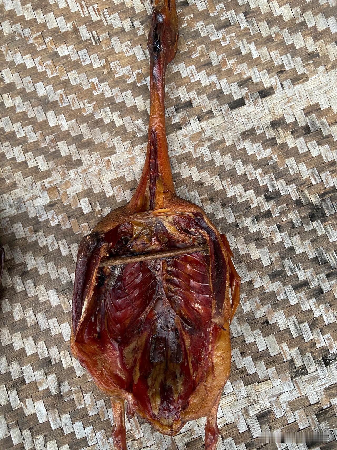 最近幺妹很忙，到了腊月就是幺妹家旺季。目前为止，拼新鲜肉，熏腊肉已经杀了十几头猪