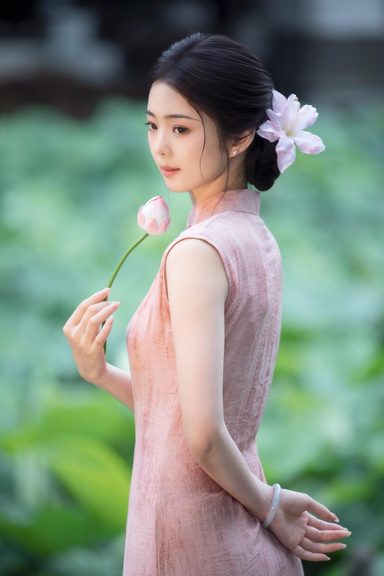 “看取莲花净，应知不染心。”