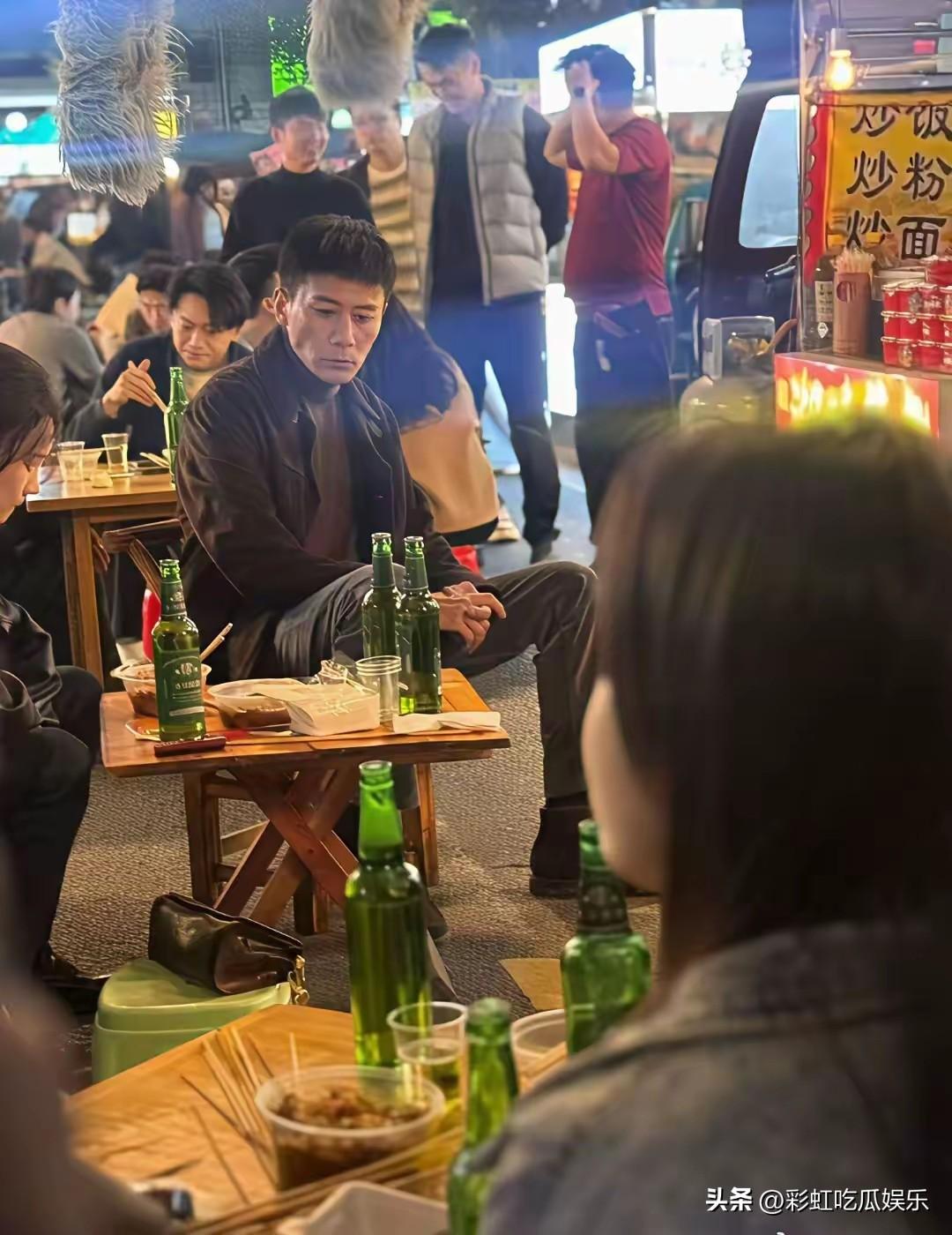 刘烨瘦脱相了，看起来比实际年龄老二十岁，瘦骨嶙峋成了纸片人，他这是为角色瘦身的。