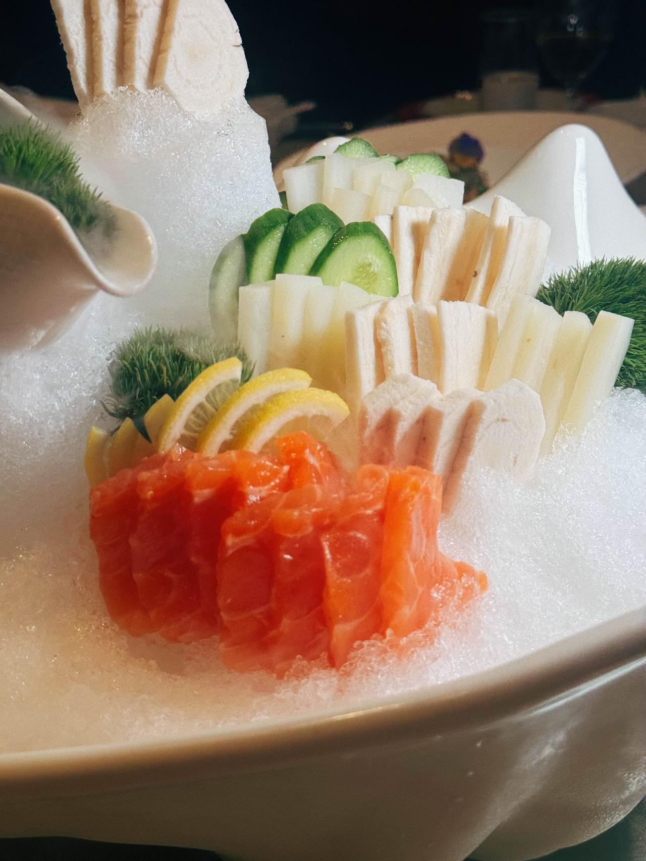 春菜上新，树番茄、柠檬叶、春笋、香椿面、菠菜饺齐齐上阵，舌尖锁鲜。更有天麻葛根三
