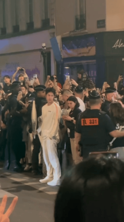 #王一博右手是荣耀左手是信仰#右手举着火炬传递奥运火炬之前，王一博发现在拥挤的人