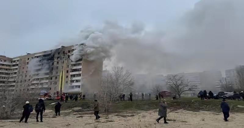 仗没法打了，俄军在扎波罗热兜头洒下数千公斤弹药，连炸85栋建筑

8月2日晚上，