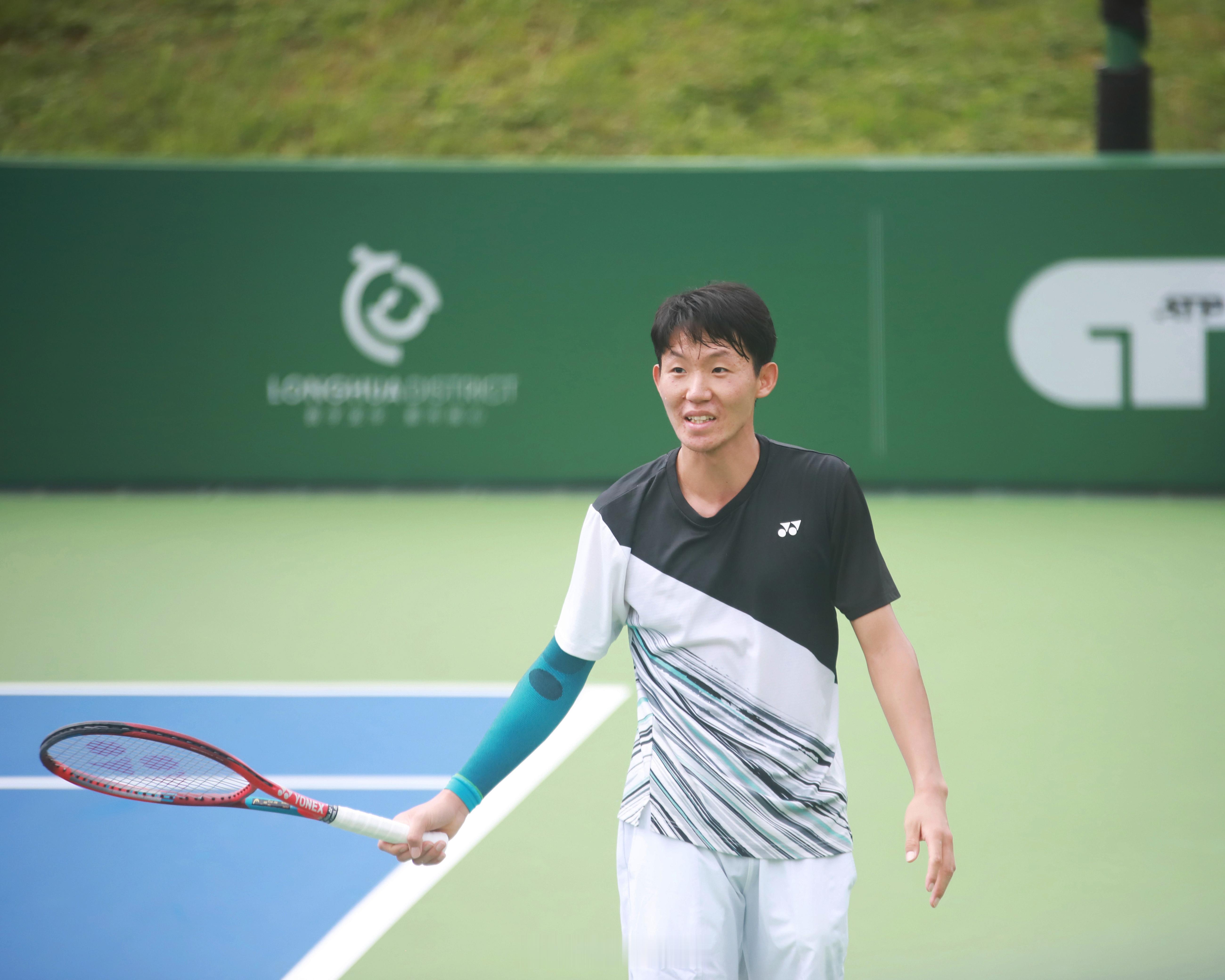 香港ATP250资格赛首轮持外卡出战的崔杰🇨🇳以6-2/6-4爆冷击败J-塞