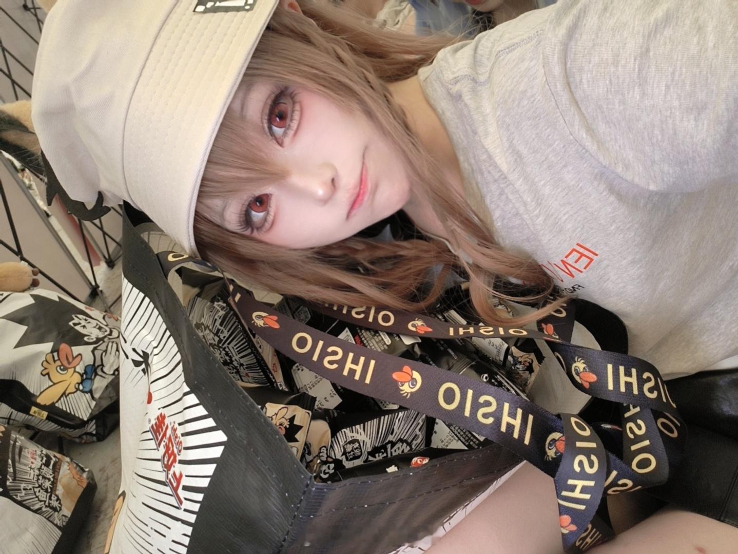 在拍立方旁边坐一会 ​​​