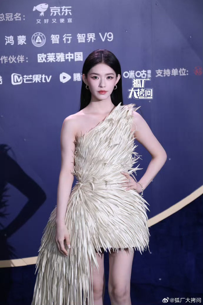林允晒和李思潼王彦桐合影 林允造型赢很大，好喜欢这种松弛又自信的气场。 