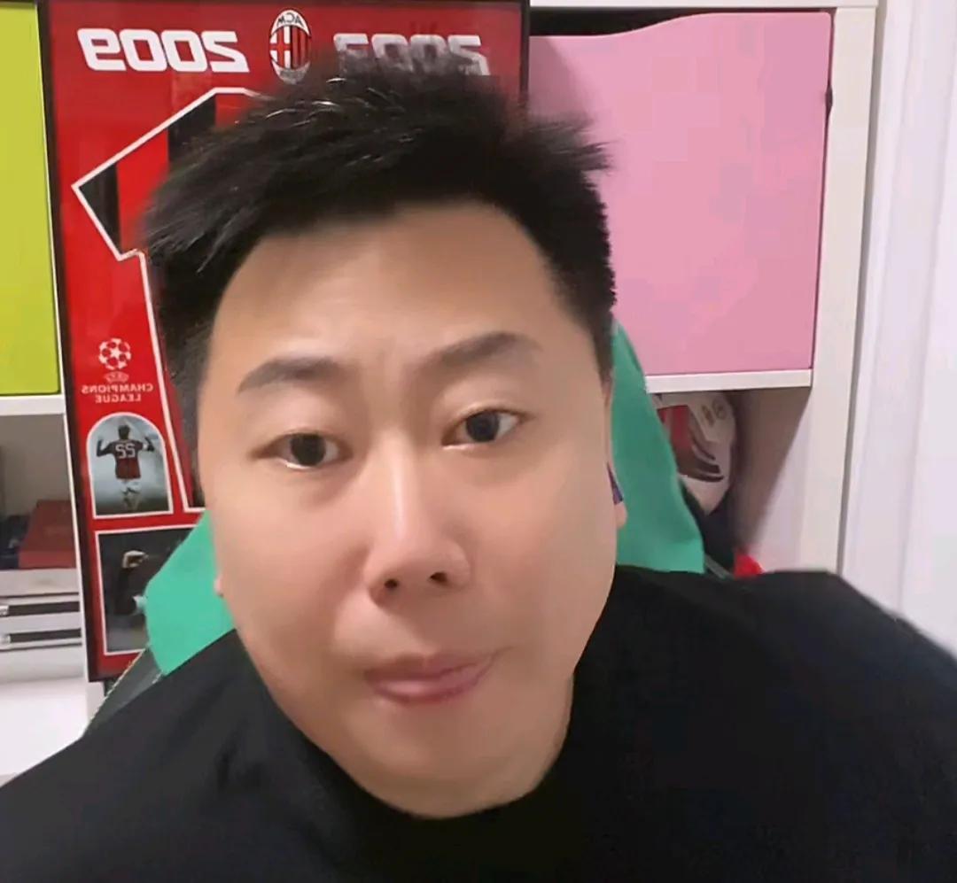 媒体人李宝库认为，上海海港球迷只会耍嘴皮子，对球队的支持说得多做得少。
李宝库在