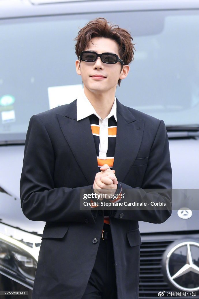 王安宇G社生图释出王安宇G社生图状态 王安宇G社生图释出，黑西装造型干练利落，自