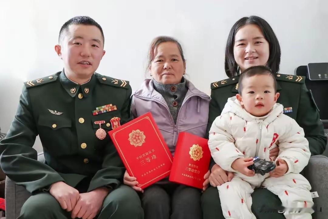 双军人夫妻同年入伍同立三等
功 孩子患病获单位相助
第77集团军某旅同年入伍的双