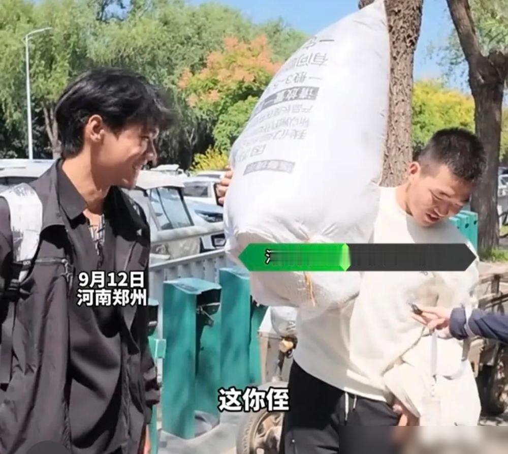 叔叔上大学，亲侄子来送。

河南郑州这对叔侄，年龄却是22岁的侄子，比19岁的叔