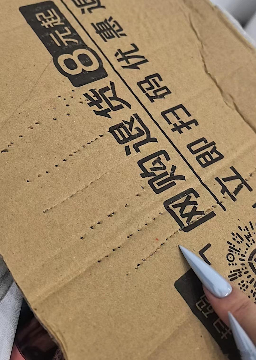 在心里美滋滋的想着..前两天给她做了这么好看的美甲～～随时打开照片反复欣赏..就