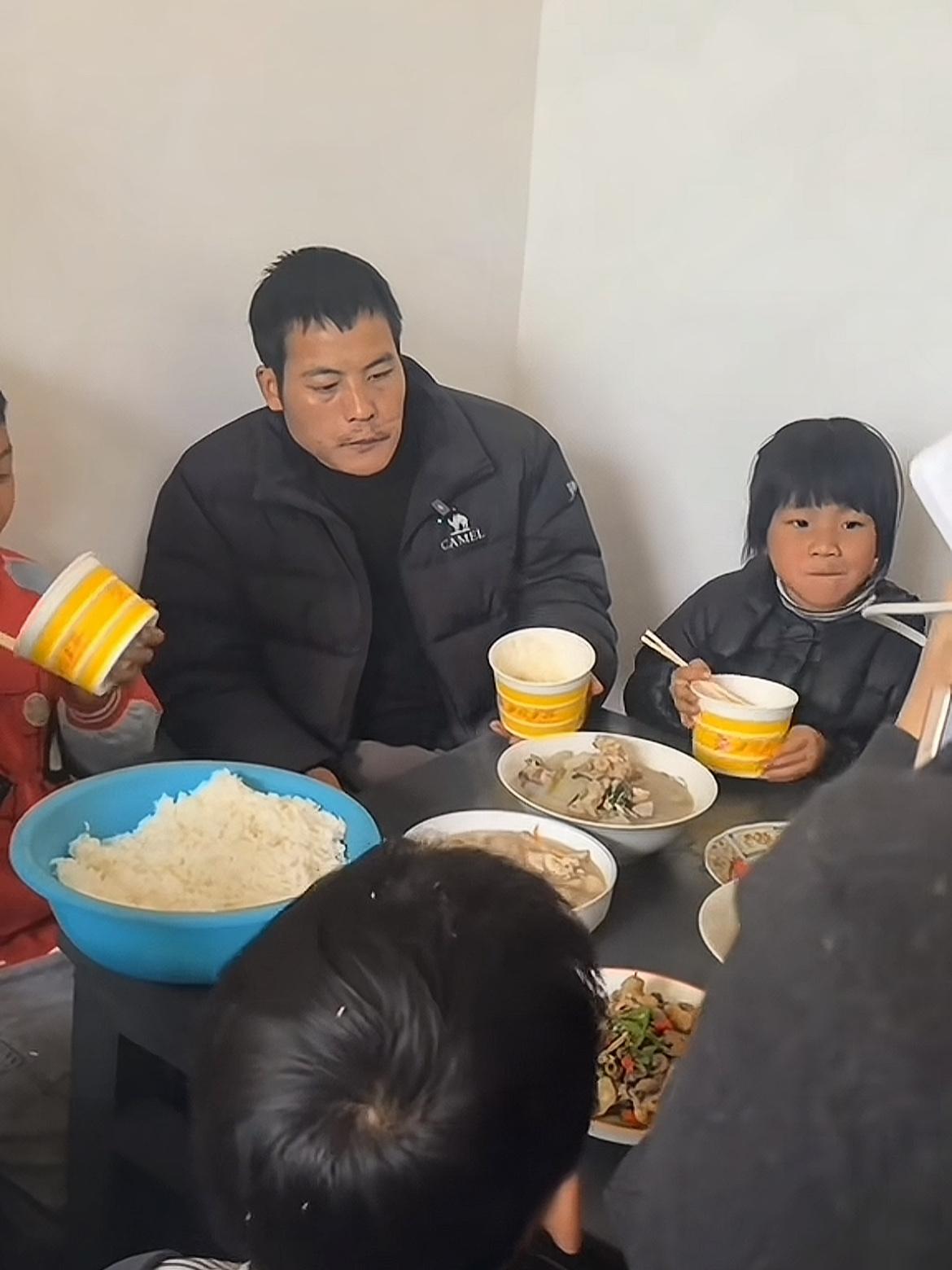 “火了之后，他连在家发呆都不自由了”
最近刷到刀疤哥回村的视频，心里真不是滋味。