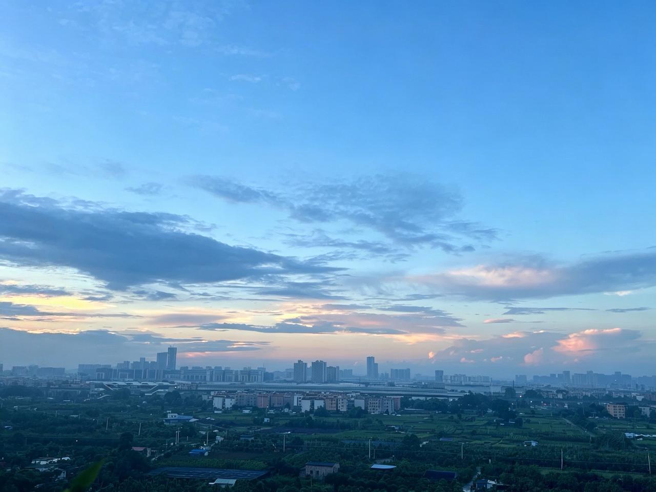 2026年7月9日清晨，站在阳台看着天空。
前阵子接连下了好多场雨，今天终于不再