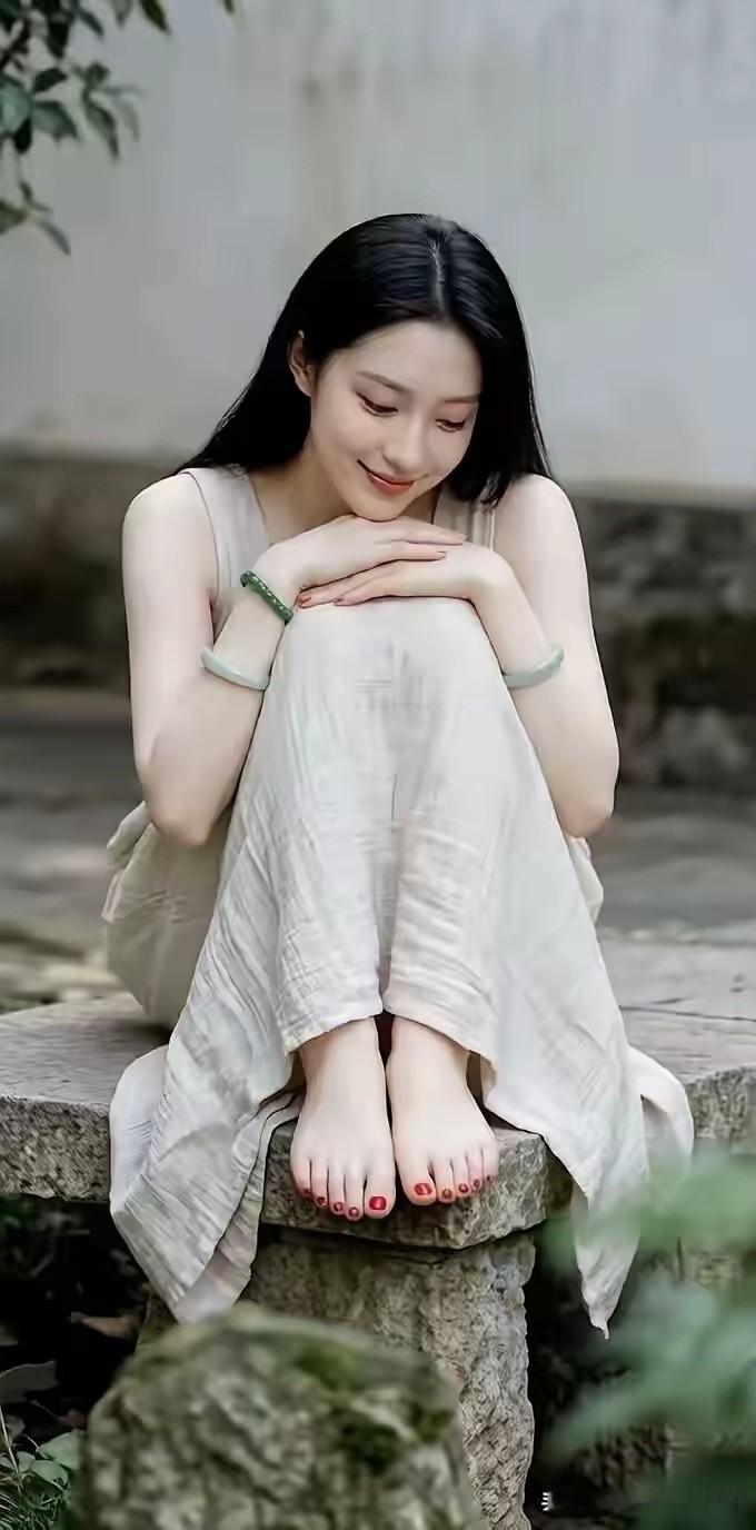 她赤脚坐在石阶上，我才明白什么叫“不用力的美”


没有精致妆容，没有大牌log