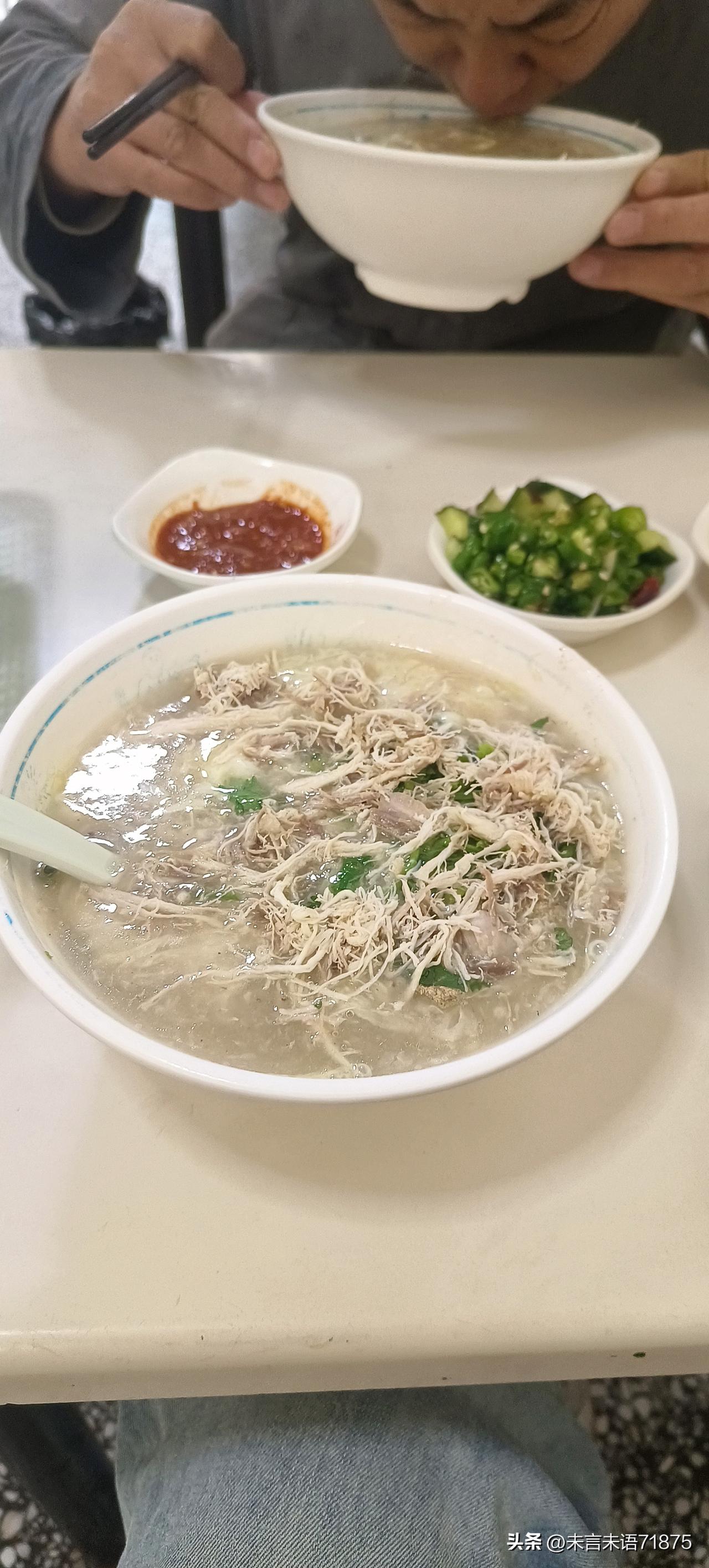 这才是我们邹城真正的早餐，别的地方是真的找不着的。
邹城最有名的川味面条，实际上