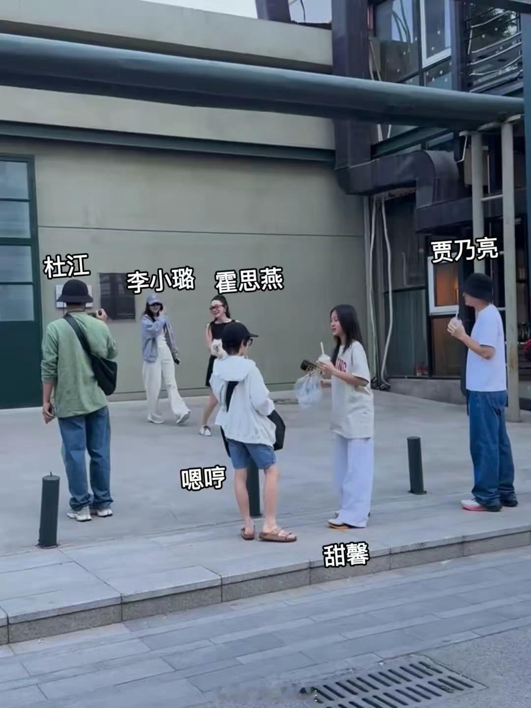 霍思燕一家与贾乃亮一家出游盲猜是不是复婚了啊 两家一起出游好快乐呀！！！ ​​​