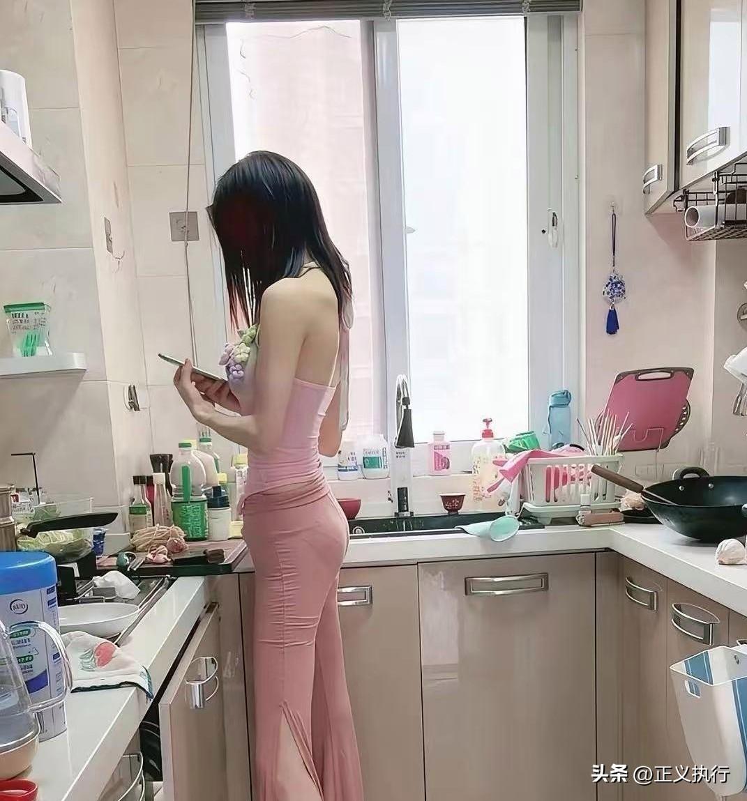 今天去闺蜜家做客，她非得亲自下厨，说是学了一道拿手菜…这一边做着还得一边看手机上