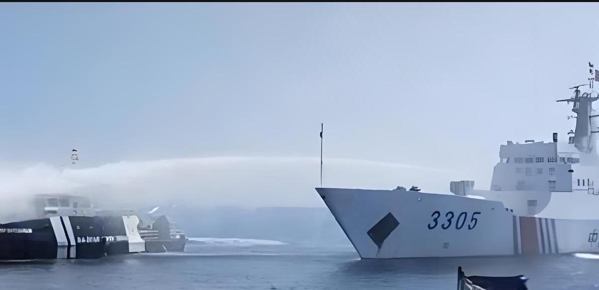 黄岩岛那艘菲律宾船，拿铁冲角撞中国海警，结果被高压水炮打得船舱冒烟，举白旗溜了。