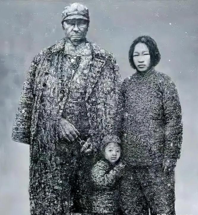 1937年初，日本兵将一家三口押到了刑场上，当父亲被他们砍断脖子后，5岁的小男孩