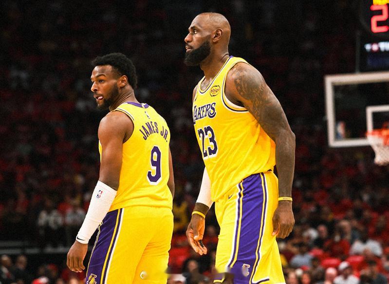 湖人半场领先火箭11分：詹姆斯16+3+4父子连线 八村单节16分湖人vs火箭 