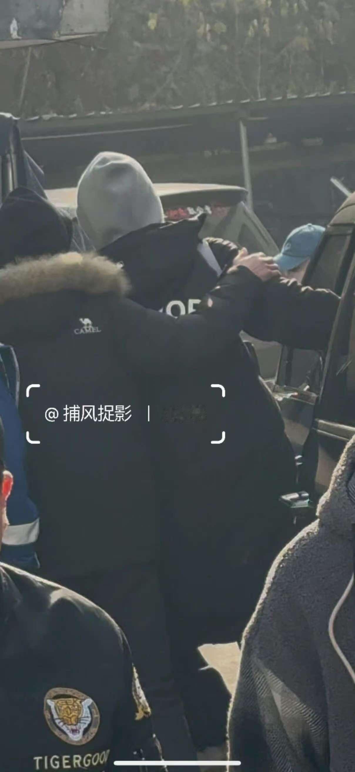 张凌赫开机围读路透张凌赫背相机张凌赫开机围读路透，哇塞，