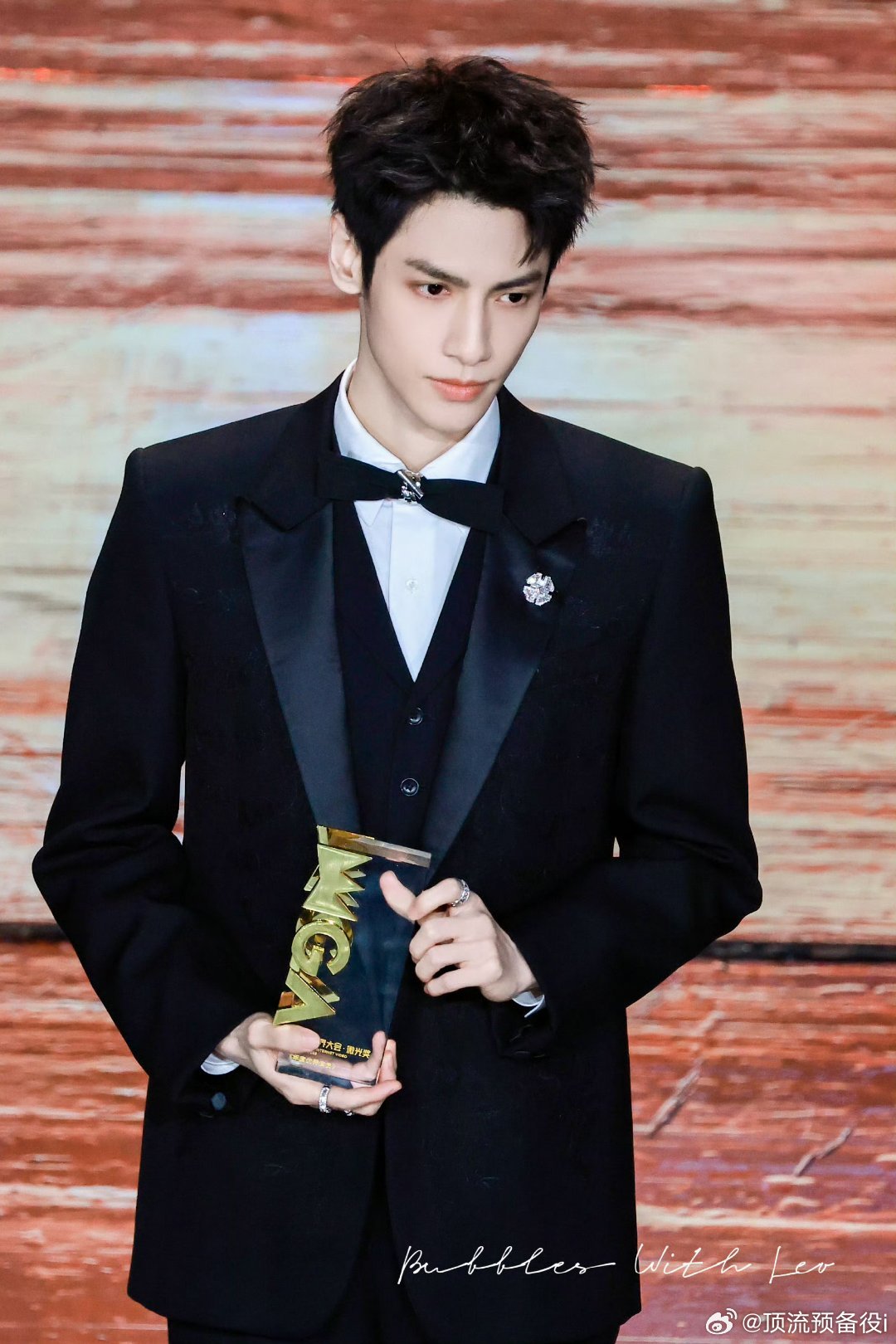 罗云熙微博视界大会两套造型 领奖这套西装也太帅了 [抱抱][抱抱][抱抱] ​​