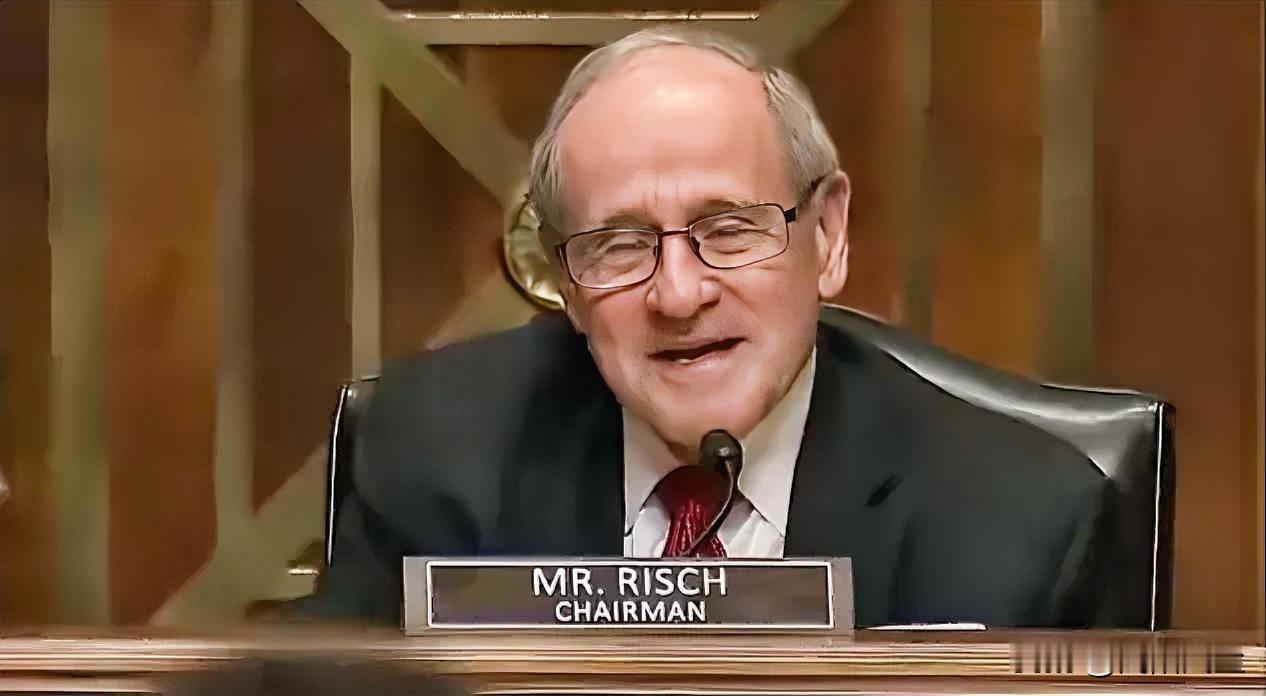 鲁比奥在听证会上陈述时被一名抗议者打断，抗议者高声喊“你懂的，去坐牢吧，委员会将