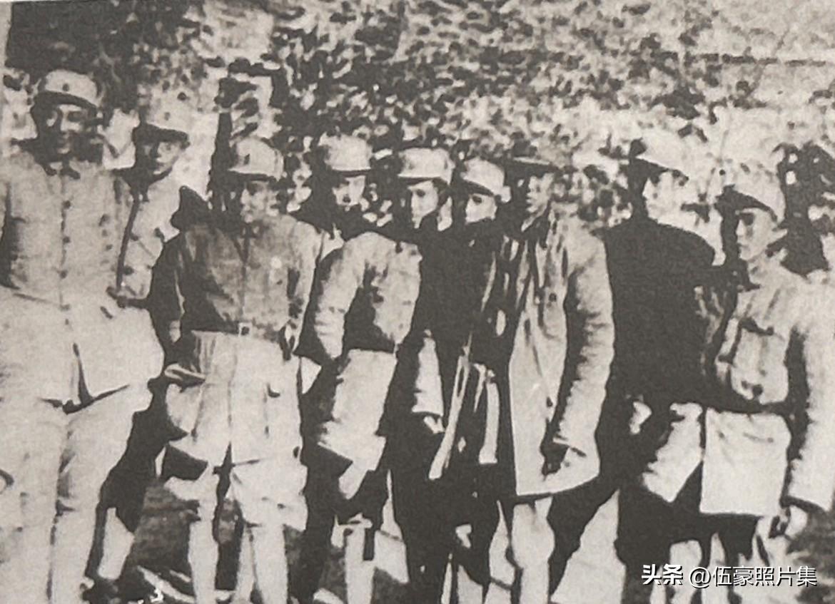 1939年冬，在河北省曲阳县，八路军高级将领与抗大师生在敌后办学的历史瞬间。照片