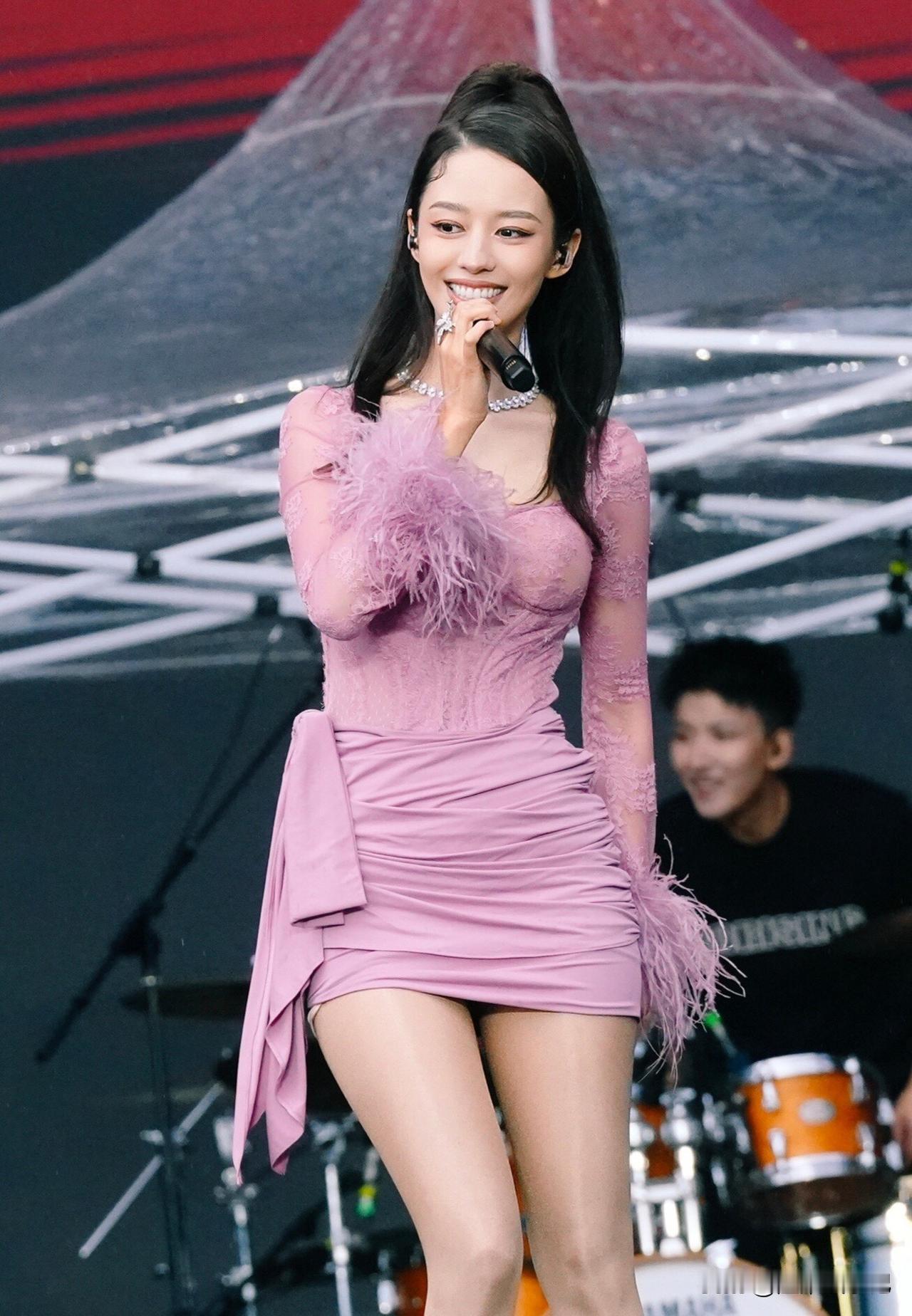 朗朗的老婆真的太漂亮了！在舞台上秀出完美的好身材