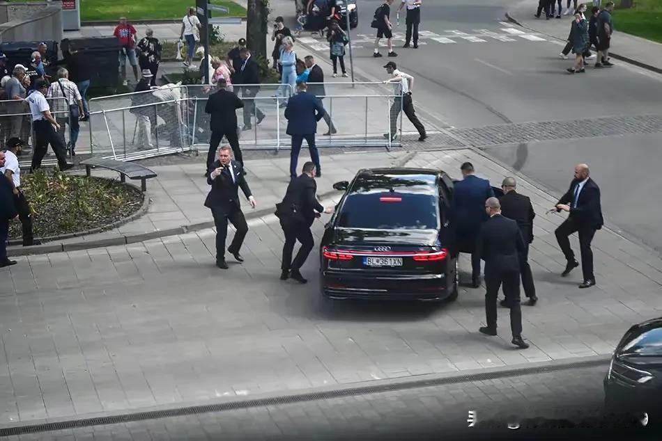 把美国的政变客当场毙了。美国发动政变一次不如一次。近日，刚果（金）军方宣布，军方
