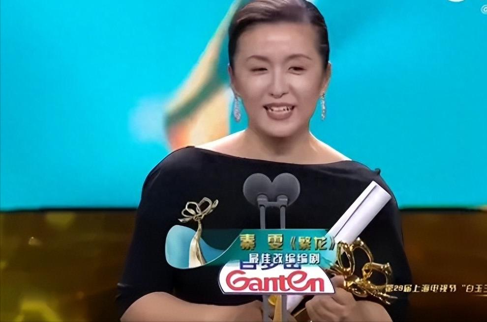 聊个讽刺的：编剧秦雯在《爱情没有神话》里写的精英女主，跟她现实中那个刻薄嘴脸，简
