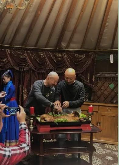 2000年，陈佩斯去内蒙古演出，刚下了飞机，就接到了腾格尔的电话：“老哥，来我家