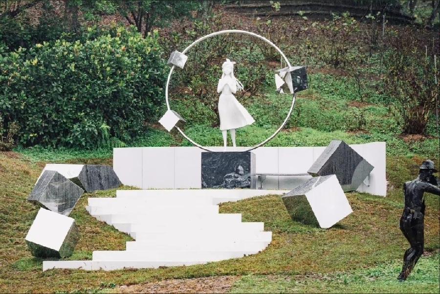 具俊晔设计的大S纪念雕像，满满的细节，满满的爱！9个S形台阶，韩文里具与9同音，