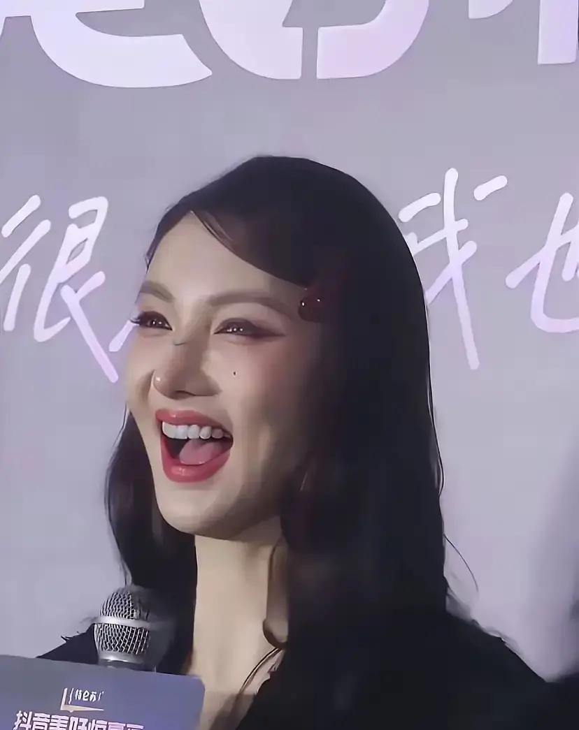 苹果肌塌了，镜头直接翻车
 
金晨去年12月那场红毯，脸突然不僵了。苹果肌回落，