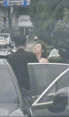 这个漂亮的女孩脾气确实很爆，喜欢动手打人，虽然打的力量不是很大，但是也有一定的羞