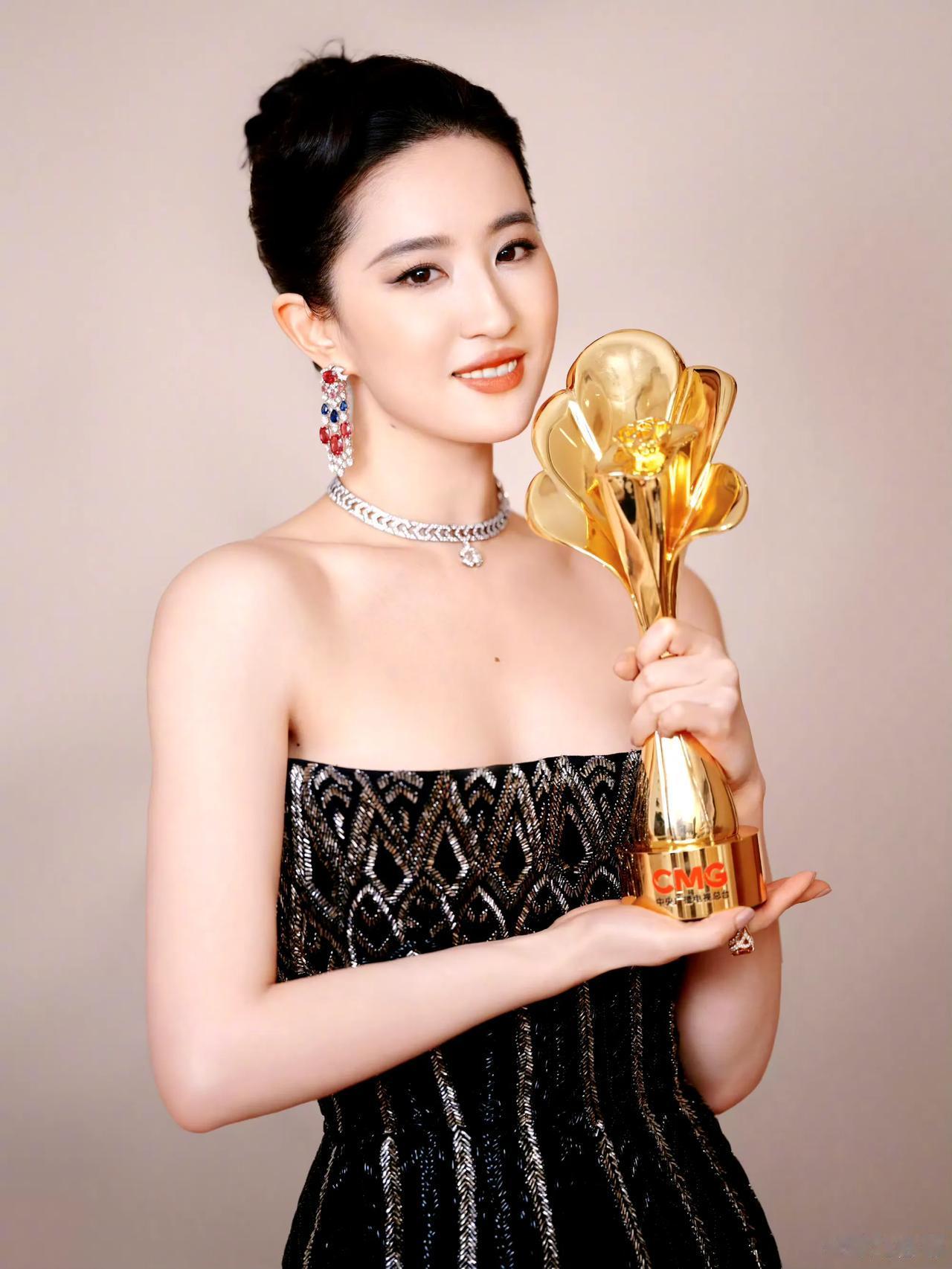 今年白玉兰奖视后应该会在刘亦菲和杨紫之间产生吧，两人也已经确定出席明晚的颁奖典礼