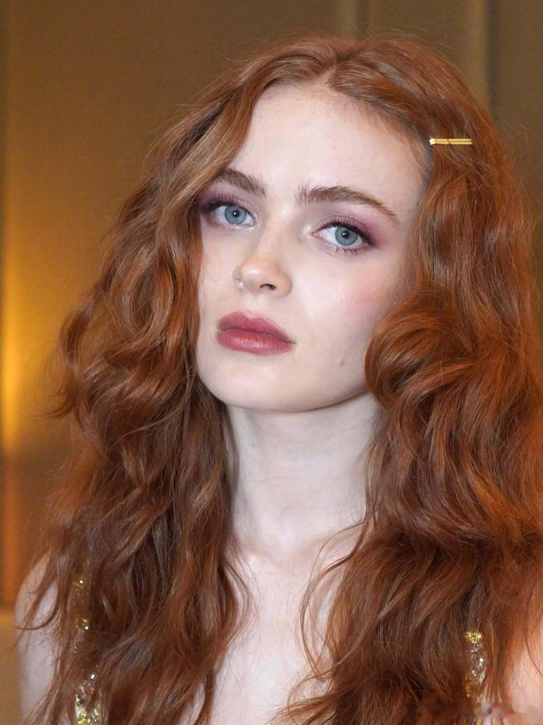 萨迪·辛克，伦敦首映时的照片时尚表现力在霍金斯小队里有点独树一帜了 怪奇物语第五