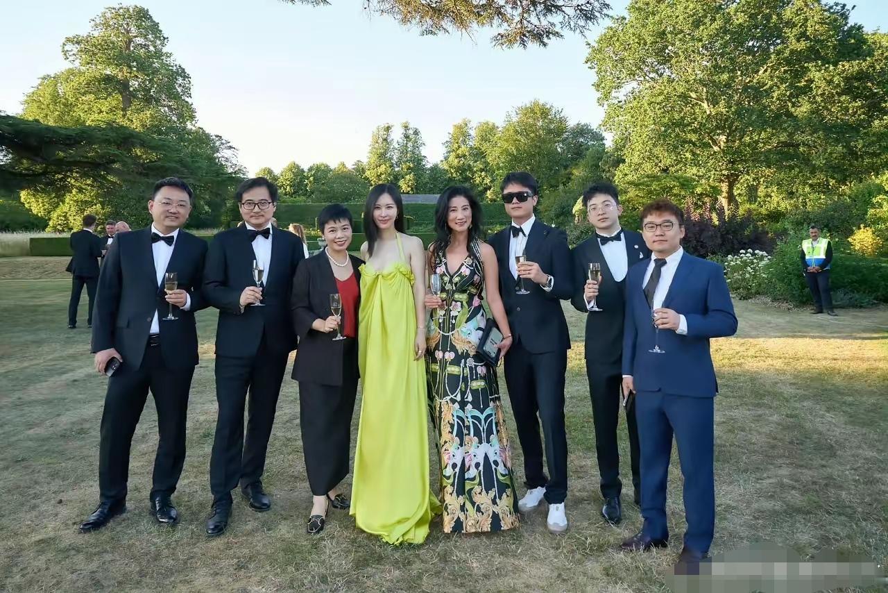 哦哟，田朴珺现在是越来越哦哟了。穿着高定礼服现身全球顶级车展盛会，现场的都是大佬