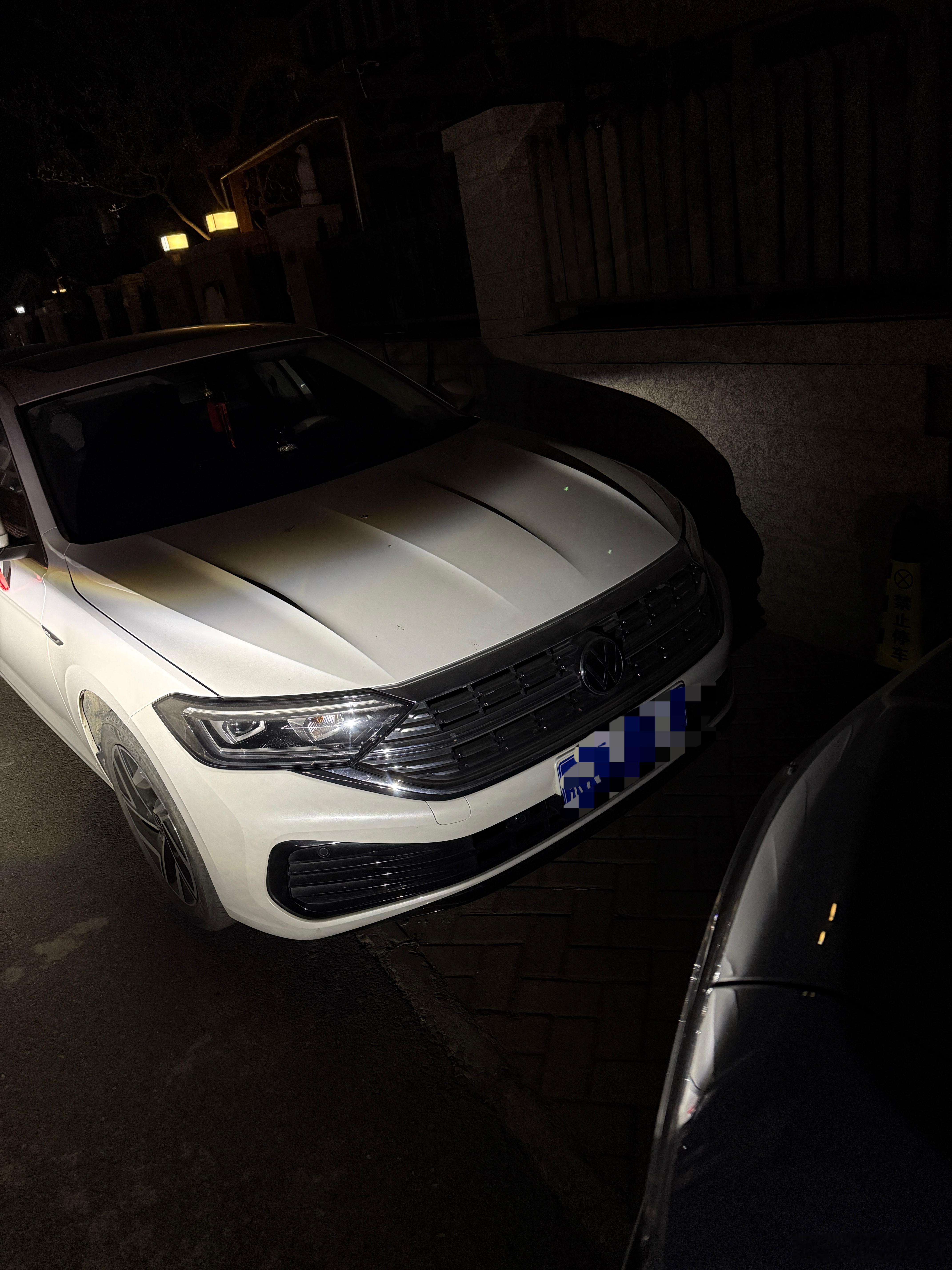 吃完饭出去撸铁回来，家门口遇到一个低素质把车停我门口，直接斜插停在我门口…我找到